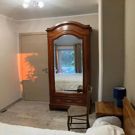 Le Au Bord De La Foret