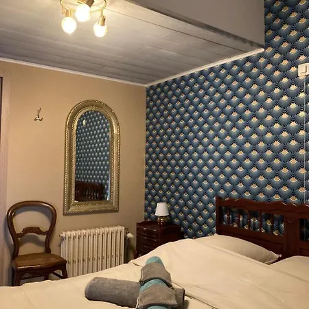 Le Au Bord De La Foret