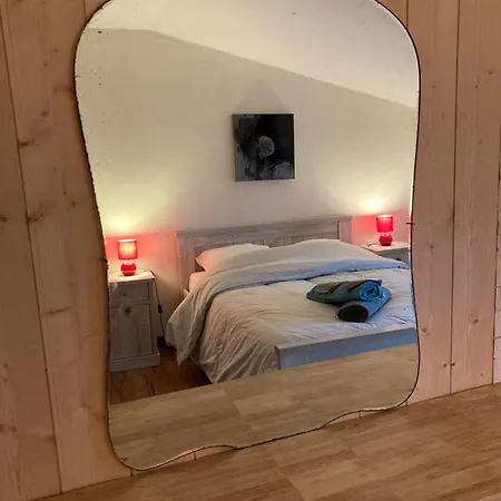 Le Au Bord De La Foret