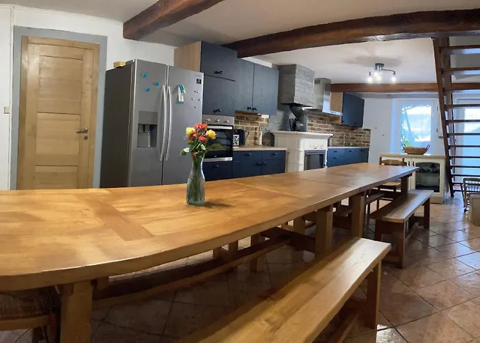 Le Au Bord De La Foret