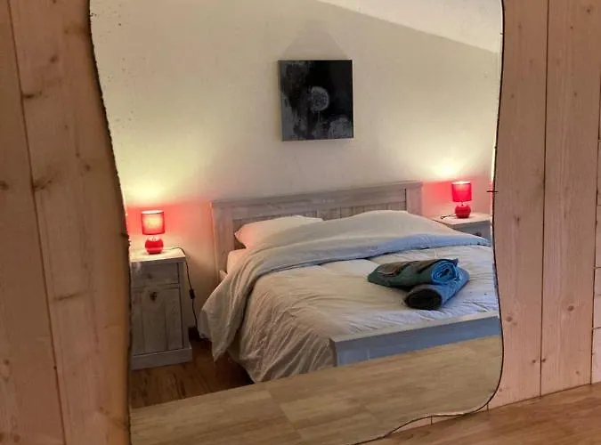 Le Au Bord De La Foret